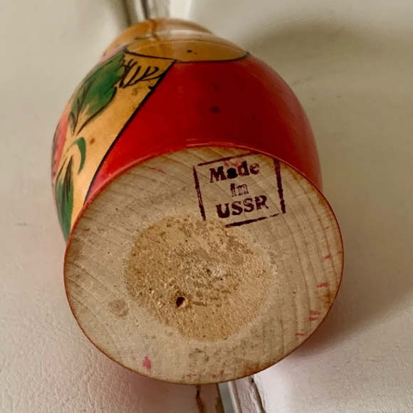 Vintage wooden hand carved Matroyshka nesting doll - Picture 11 of 11